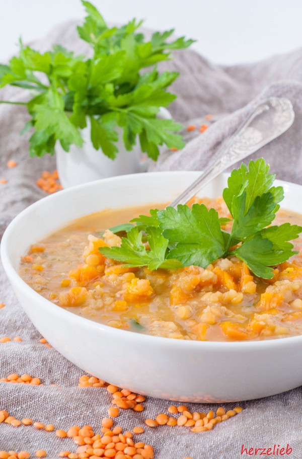 Schnelle rote Linsensuppe mit Gemüse - Rezept für Eilige!